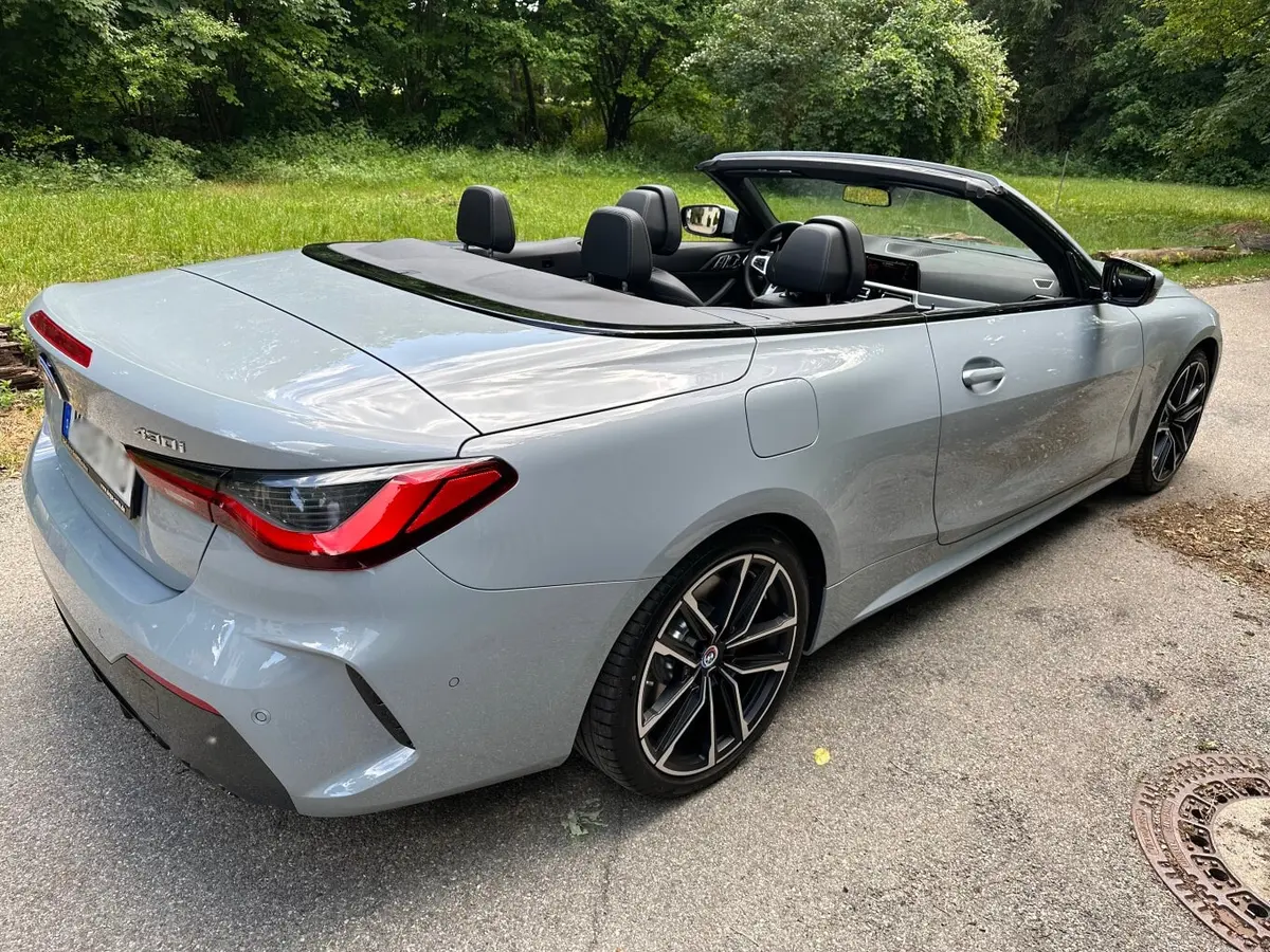 BMW 430i Cabrio 2023, extérieur — Geneva Luxury Car Rental, Genève. BMW 430i Cabrio à Genève Le BMW 430i Cabrio 2023 est proposé à la location à Genève dans…