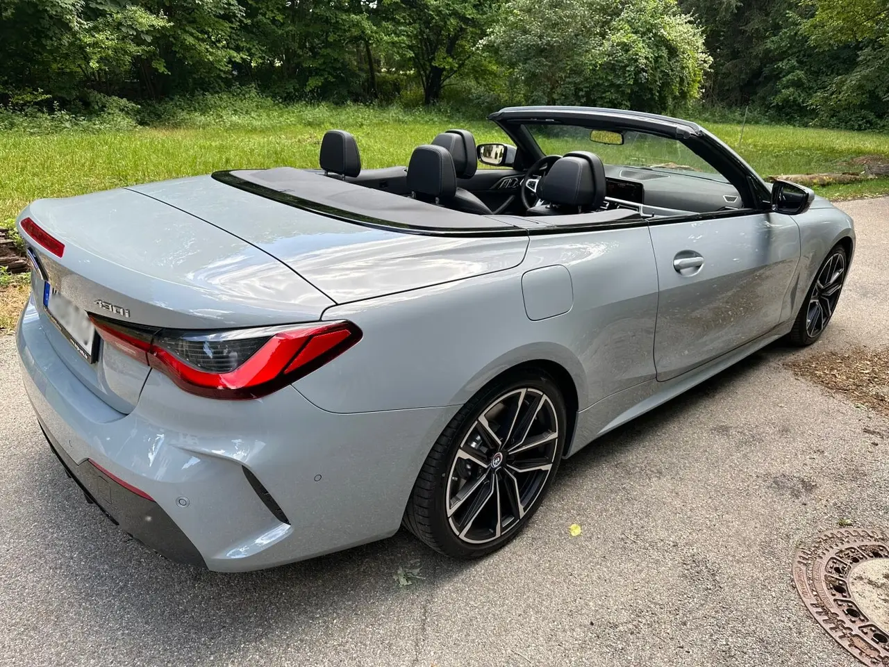 BMW 430i Cabrio 2023, extérieur — Geneva Luxury Car Rental, Genève. BMW 430i Cabrio à Genève Le BMW 430i Cabrio 2023 est proposé à la location à Genève dans…