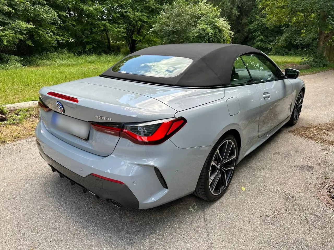 BMW 430i Cabrio 2023, vue avant — Geneva Luxury Car Rental, Genève. BMW 430i Cabrio à Genève Le BMW 430i Cabrio 2023 est proposé à la location à Genève dans…