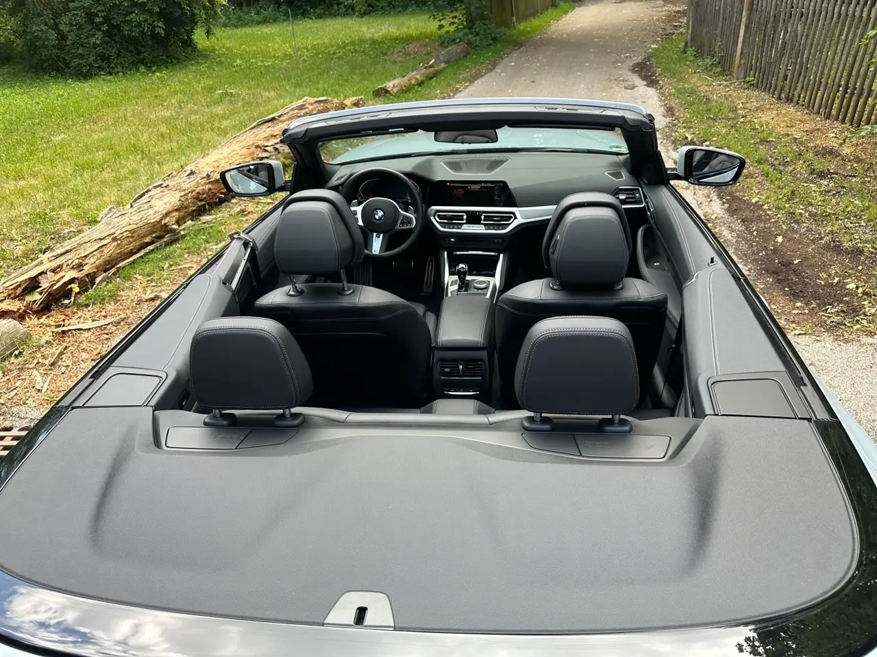 BMW 430i Cabrio 2023, vue arrière — Geneva Luxury Car Rental, Genève. BMW 430i Cabrio à Genève Le BMW 430i Cabrio 2023 est proposé à la location à Genève dans…
