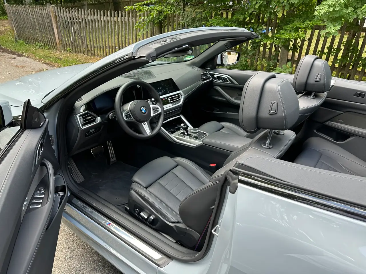 BMW 430i Cabrio 2023, intérieur — Geneva Luxury Car Rental, Genève. BMW 430i Cabrio à Genève Le BMW 430i Cabrio 2023 est proposé à la location à Genève dans…