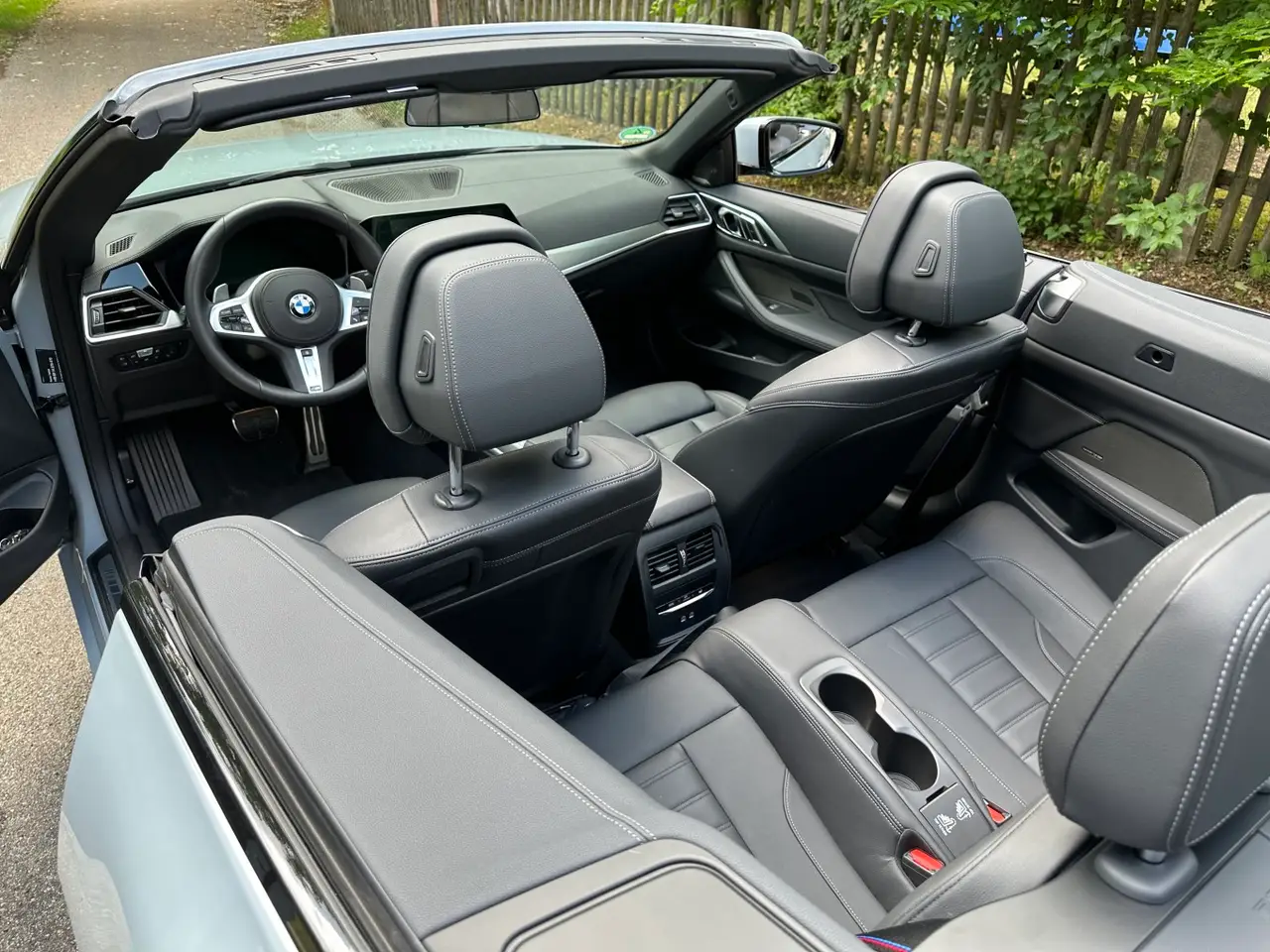 BMW 430i Cabrio 2023, tableau de bord — Geneva Luxury Car Rental, Genève. BMW 430i Cabrio à Genève Le BMW 430i Cabrio 2023 est proposé à la location à Genève dans…