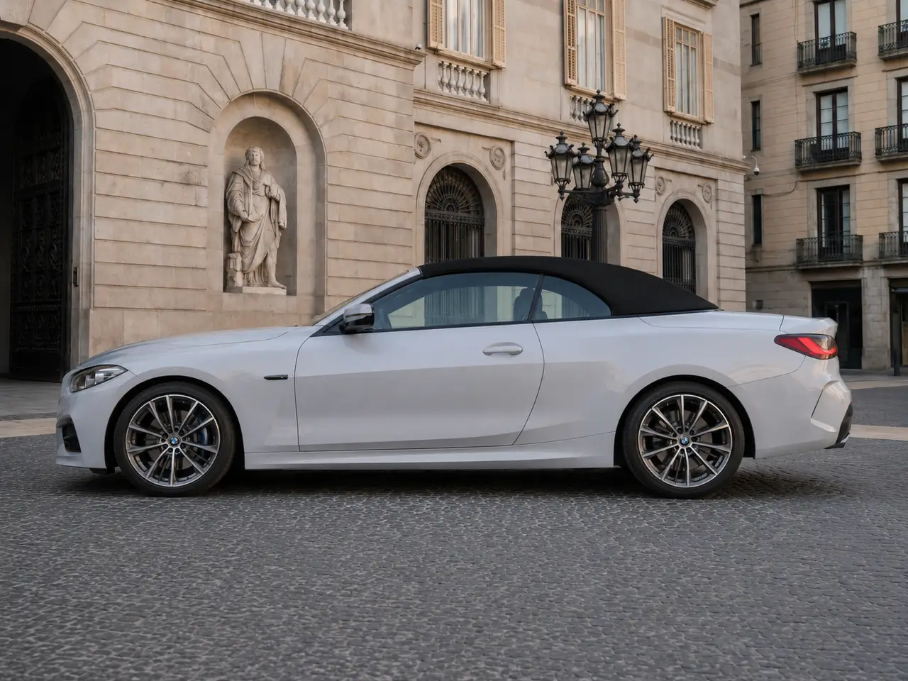 BMW 430i Cabrio 2023, extérieur — Geneva Luxury Car Rental, Genève. BMW 430i Cabrio à Genève Le BMW 430i Cabrio 2023 est proposé à la location à Genève dans…