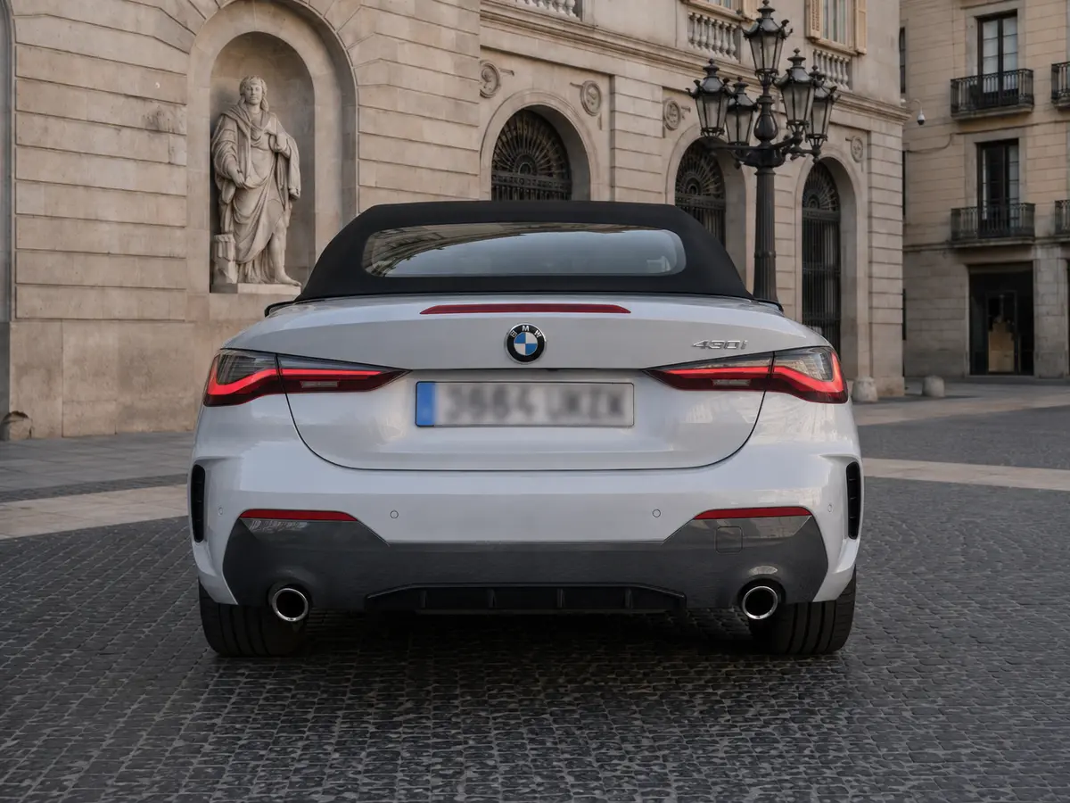 BMW 430i Cabrio 2023, vue avant — Geneva Luxury Car Rental, Genève. BMW 430i Cabrio à Genève Le BMW 430i Cabrio 2023 est proposé à la location à Genève dans…