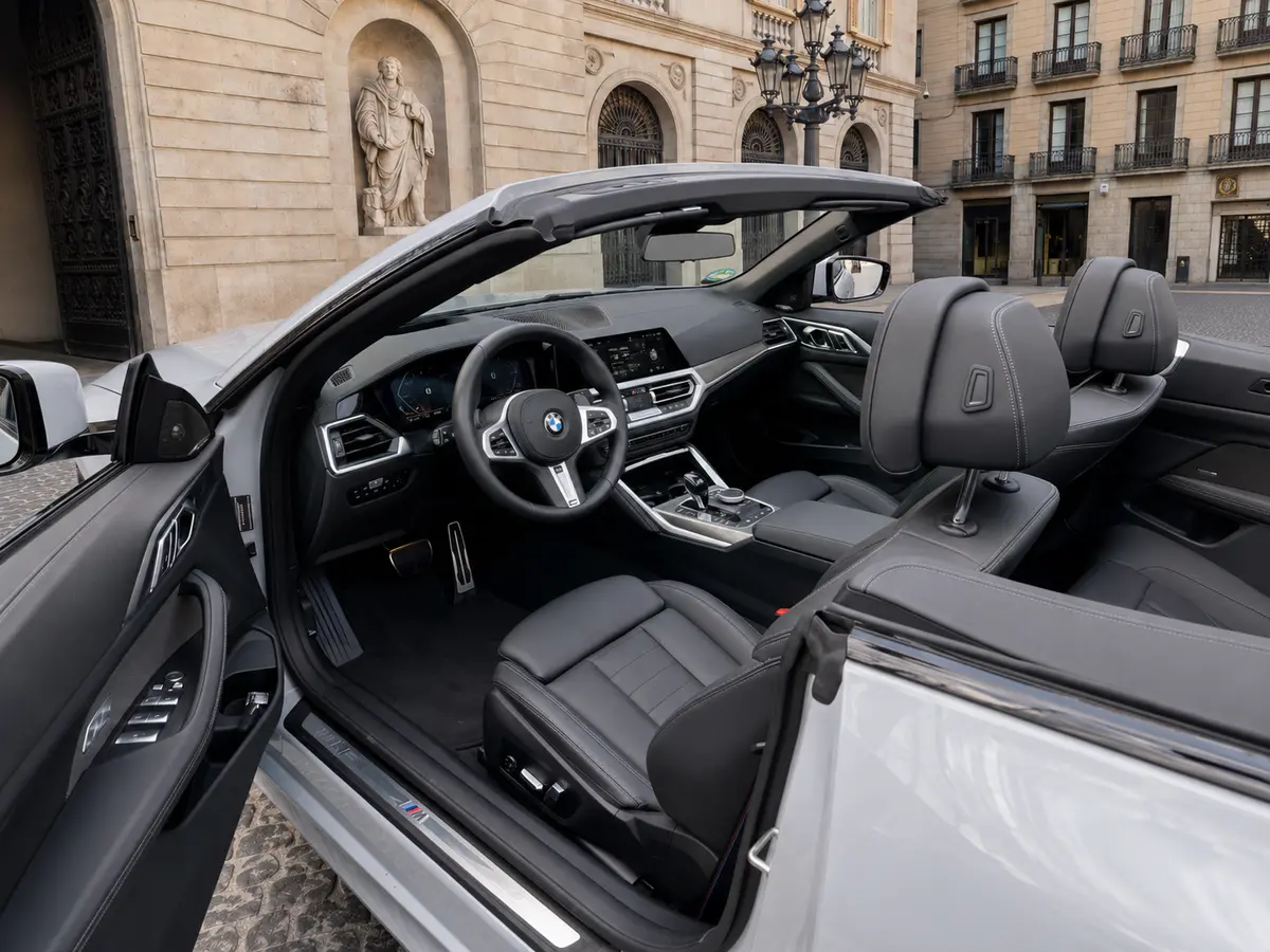 BMW 430i Cabrio 2023, vue arrière — Geneva Luxury Car Rental, Genève. BMW 430i Cabrio à Genève Le BMW 430i Cabrio 2023 est proposé à la location à Genève dans…
