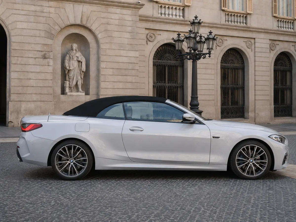 BMW 430i Cabrio 2023, intérieur — Geneva Luxury Car Rental, Genève. BMW 430i Cabrio à Genève Le BMW 430i Cabrio 2023 est proposé à la location à Genève dans…