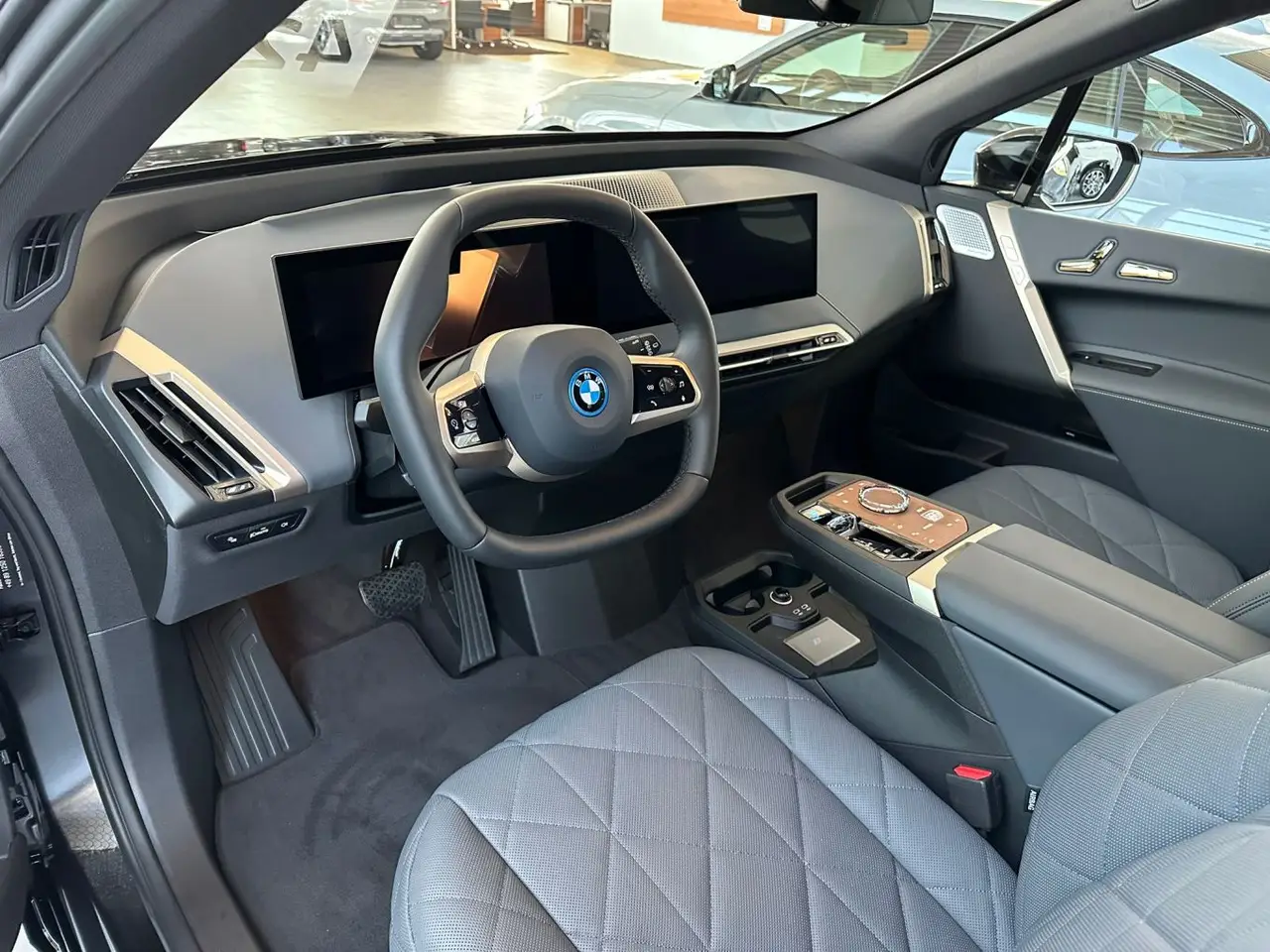 BMW IX M60 2023, extérieur — Geneva Luxury Car Rental, Genève. BMW IX M60 à Genève Le BMW IX M60 2023 est proposé à la location à Genève pour les…