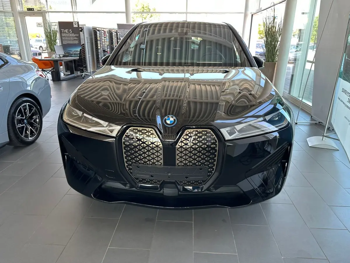 BMW IX M60 2023, vue avant — Geneva Luxury Car Rental, Genève. BMW IX M60 à Genève Le BMW IX M60 2023 est proposé à la location à Genève pour les…