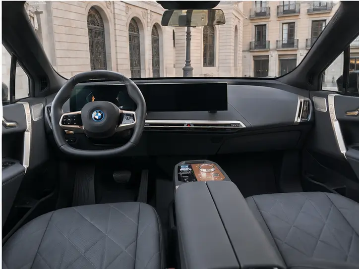 BMW IX M60 2023, extérieur — Geneva Luxury Car Rental, Genève. BMW IX M60 à Genève Le BMW IX M60 2023 est proposé à la location à Genève pour les…