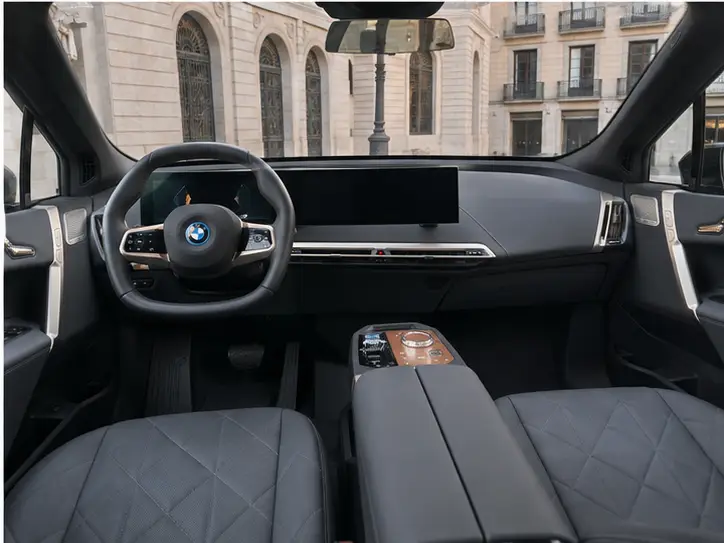 BMW IX M60 2023, extérieur — Geneva Luxury Car Rental, Genève. BMW IX M60 à Genève Le BMW IX M60 2023 est proposé à la location à Genève pour les…