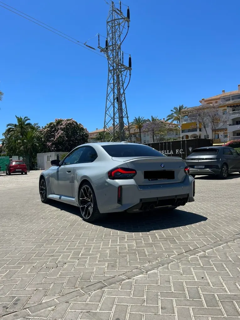 BMW M2 2024, extérieur — Geneva Luxury Car Rental, Genève. BMW M2 à Genève Le BMW M2 2024 fait partie des voitures de sport proposées à la location…