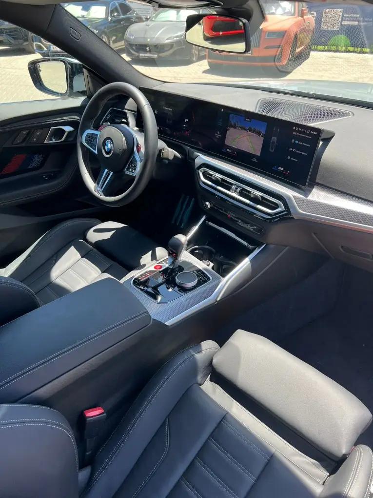 BMW M2 2024, vue avant — Geneva Luxury Car Rental, Genève. BMW M2 à Genève Le BMW M2 2024 fait partie des voitures de sport proposées à la location…
