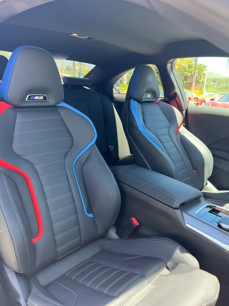 BMW M2 2024, vue arrière — Geneva Luxury Car Rental, Genève. BMW M2 à Genève Le BMW M2 2024 fait partie des voitures de sport proposées à la location…