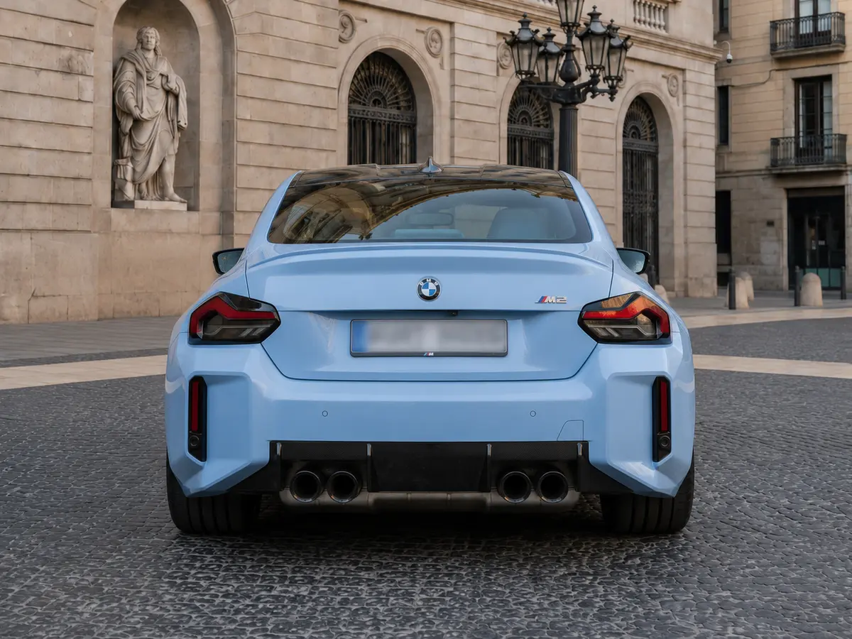 BMW M2 2024, vue avant — Geneva Luxury Car Rental, Genève. BMW M2 à Genève Le BMW M2 2024 fait partie des voitures de sport proposées à la location…