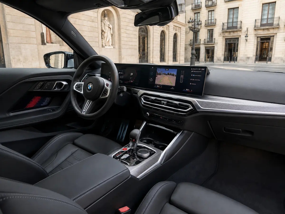 BMW M2 2024, intérieur — Geneva Luxury Car Rental, Genève. BMW M2 à Genève Le BMW M2 2024 fait partie des voitures de sport proposées à la location…