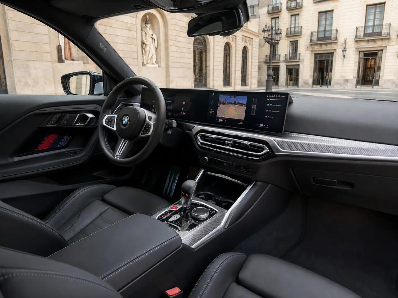 BMW M2 2024, intérieur — Geneva Luxury Car Rental, Genève. BMW M2 à Genève Le BMW M2 2024 fait partie des voitures de sport proposées à la location…