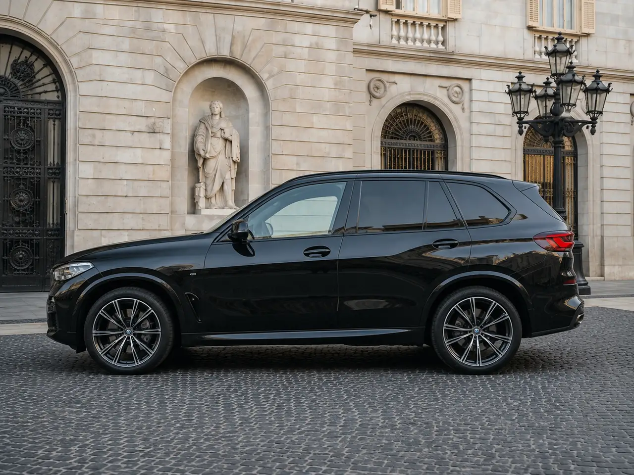 BMW X5 4.0i M 2025, extérieur — Geneva Luxury Car Rental, Genève. BMW X5 4.0i M à Genève Le BMW X5 4.0i M 2025 est proposé à la location à Genève au sein…