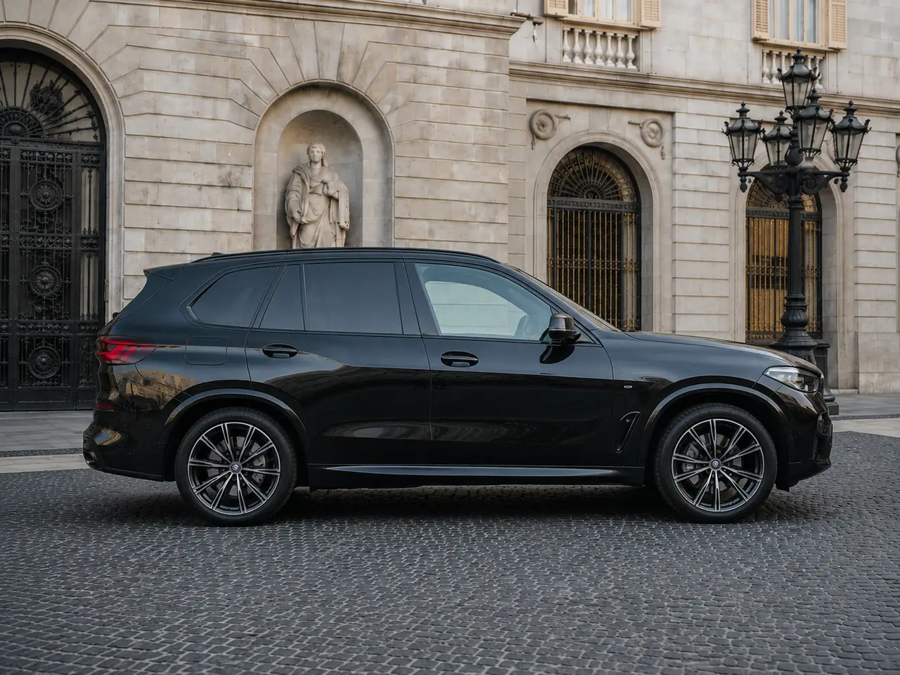 BMW X5 4.0i M 2025, vue avant — Geneva Luxury Car Rental, Genève. BMW X5 4.0i M à Genève Le BMW X5 4.0i M 2025 est proposé à la location à Genève au sein…