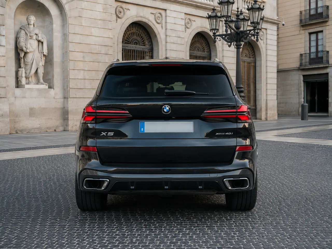 BMW X5 4.0i M 2025, vue arrière — Geneva Luxury Car Rental, Genève. BMW X5 4.0i M à Genève Le BMW X5 4.0i M 2025 est proposé à la location à Genève au sein…