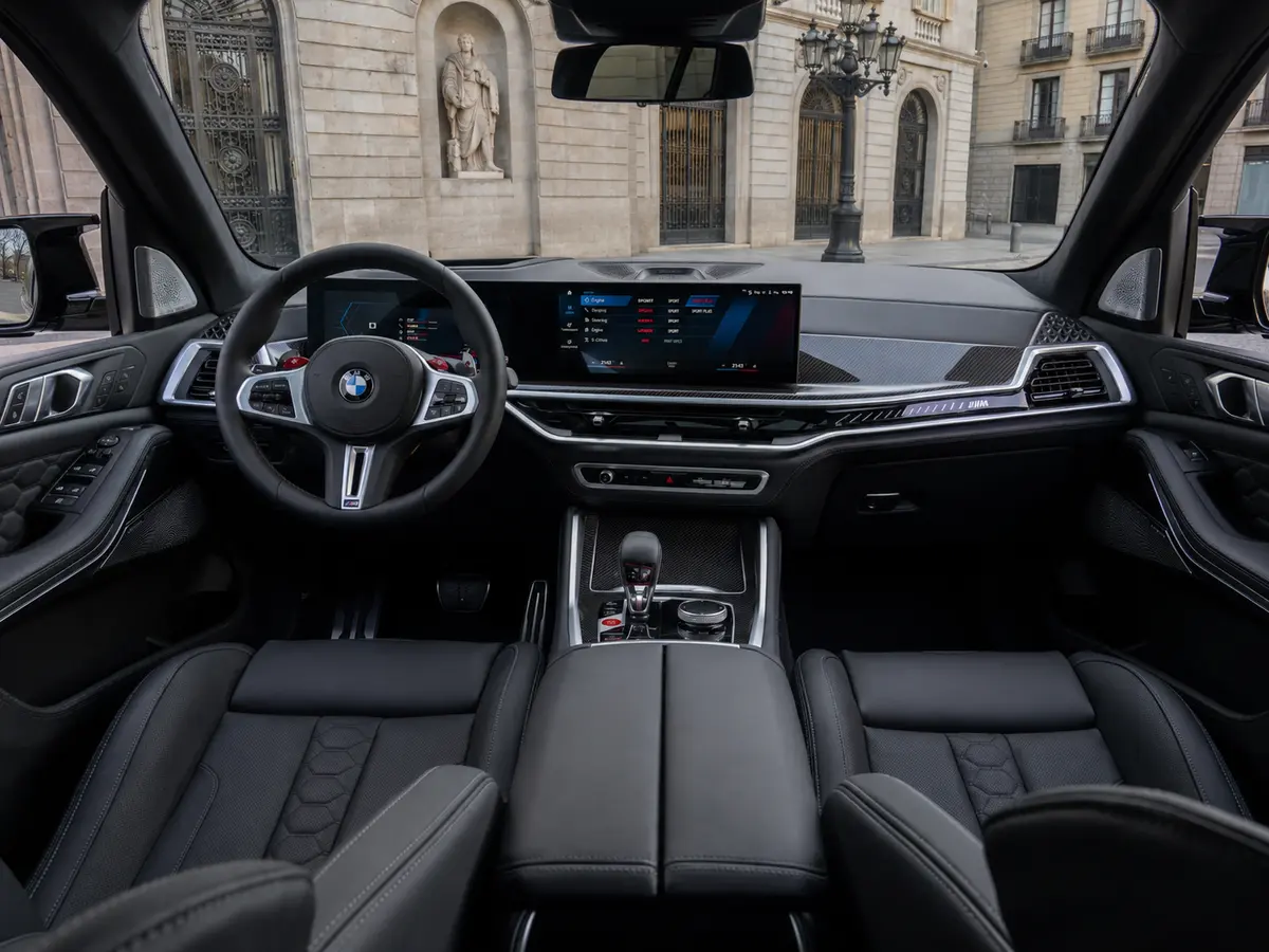 BMW X5 4.0i M 2025, intérieur — Geneva Luxury Car Rental, Genève. BMW X5 4.0i M à Genève Le BMW X5 4.0i M 2025 est proposé à la location à Genève au sein…