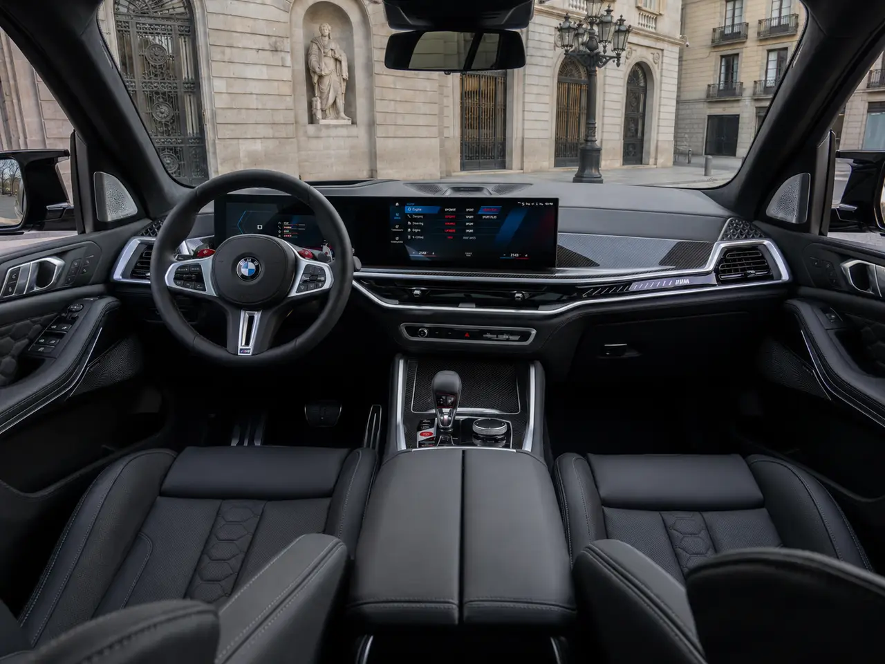 BMW X5 4.0i M 2025, intérieur — Geneva Luxury Car Rental, Genève. BMW X5 4.0i M à Genève Le BMW X5 4.0i M 2025 est proposé à la location à Genève au sein…