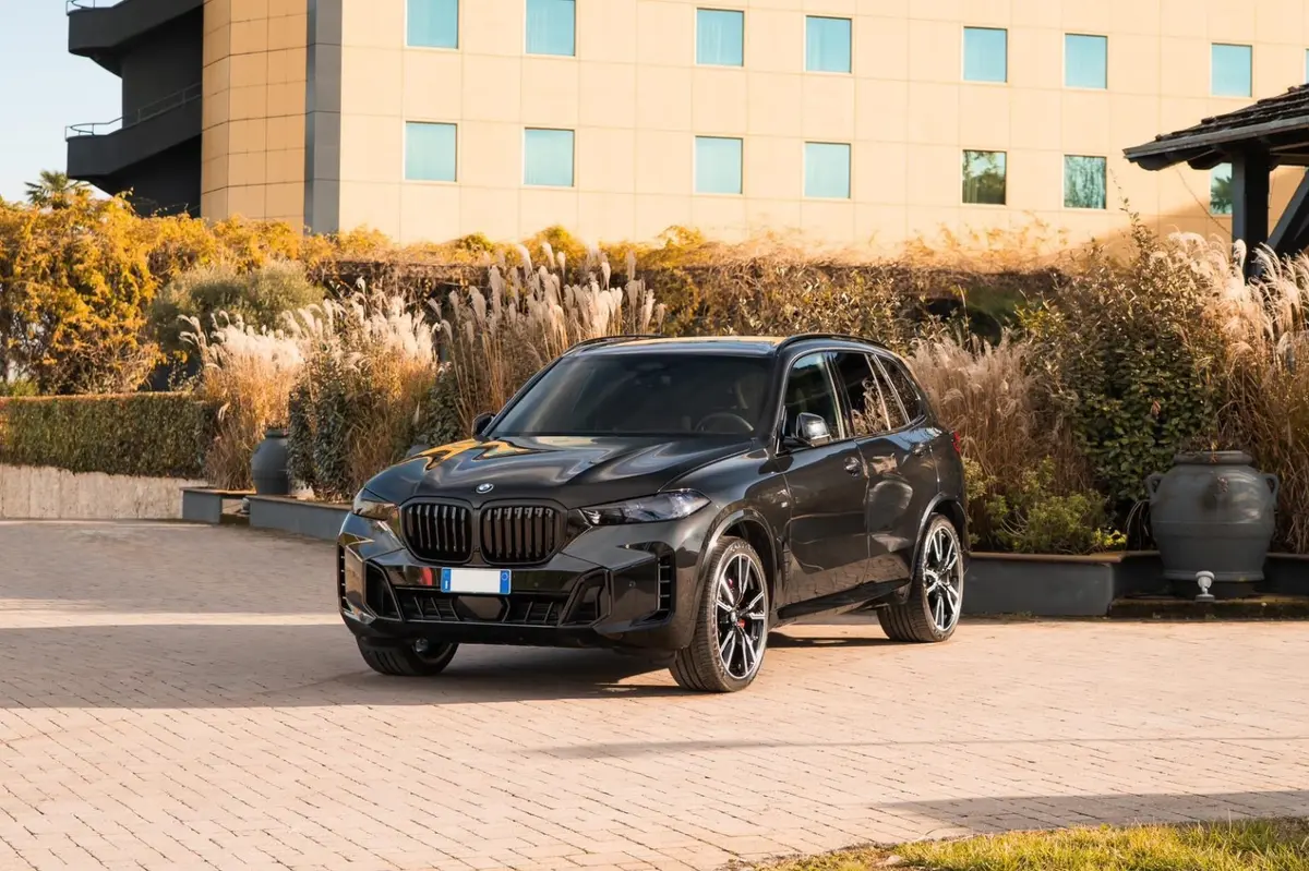 BMW X5 M-pack 30d 2025 — Geneva Luxury Car Rental, Genève. BMW X5 M-pack 30d à Genève Le BMW X5 M-pack 30d 2025 fait partie des SUV proposés à la…