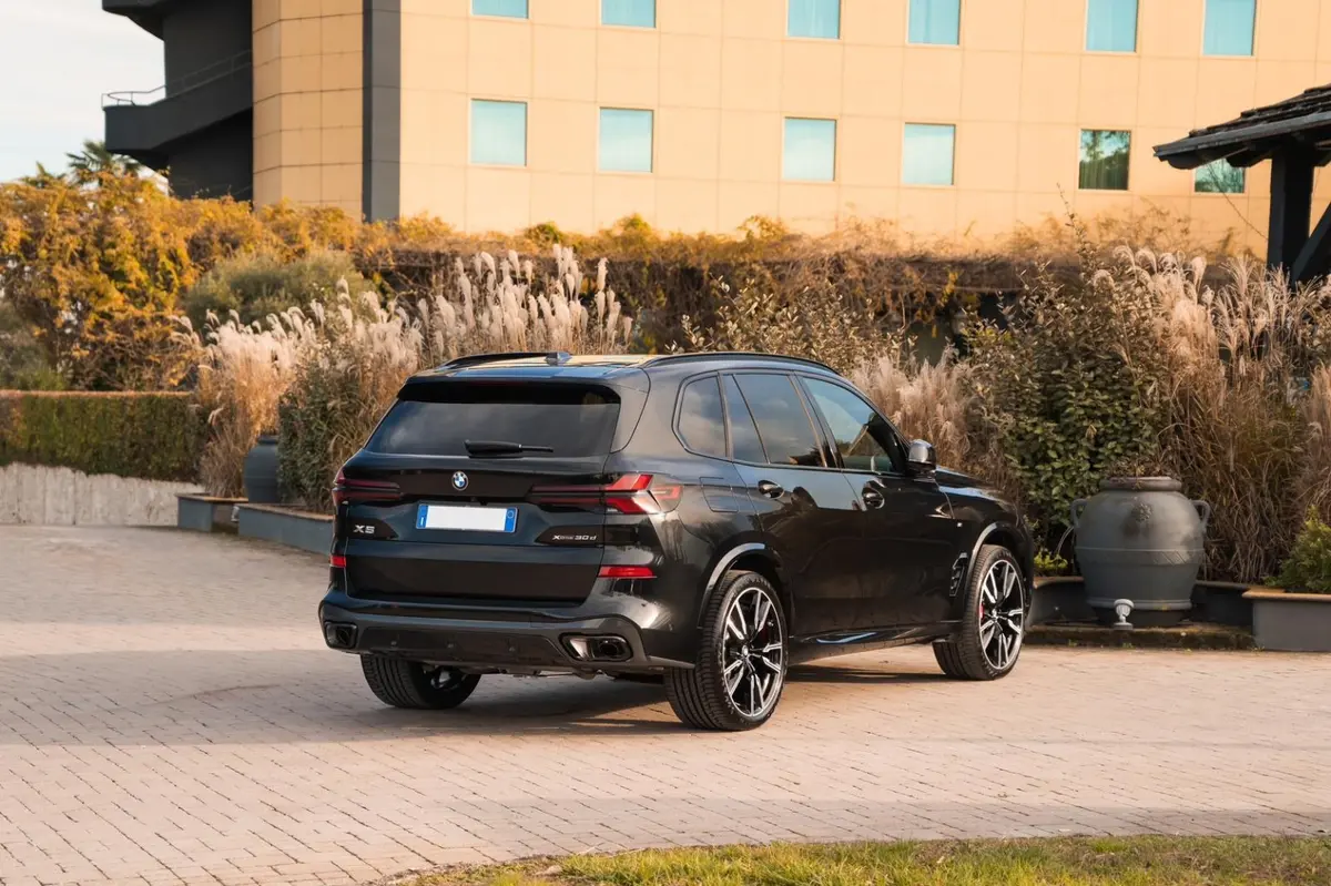 BMW X5 M-pack 30d 2025, vue avant — Geneva Luxury Car Rental, Genève. BMW X5 M-pack 30d à Genève Le BMW X5 M-pack 30d 2025 fait partie des SUV proposés à la…