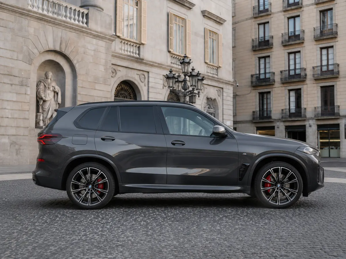 BMW X5 M-pack 30d 2025, extérieur — Geneva Luxury Car Rental, Genève. BMW X5 M-pack 30d à Genève Le BMW X5 M-pack 30d 2025 fait partie des SUV proposés à la…