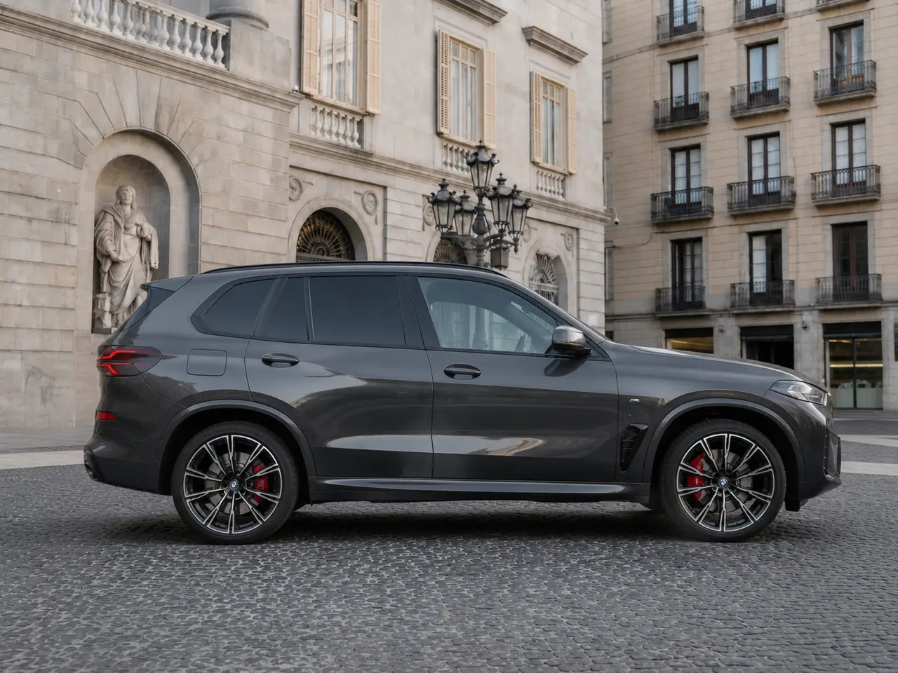 BMW X5 M-pack 30d 2025, extérieur — Geneva Luxury Car Rental, Genève. BMW X5 M-pack 30d à Genève Le BMW X5 M-pack 30d 2025 fait partie des SUV proposés à la…