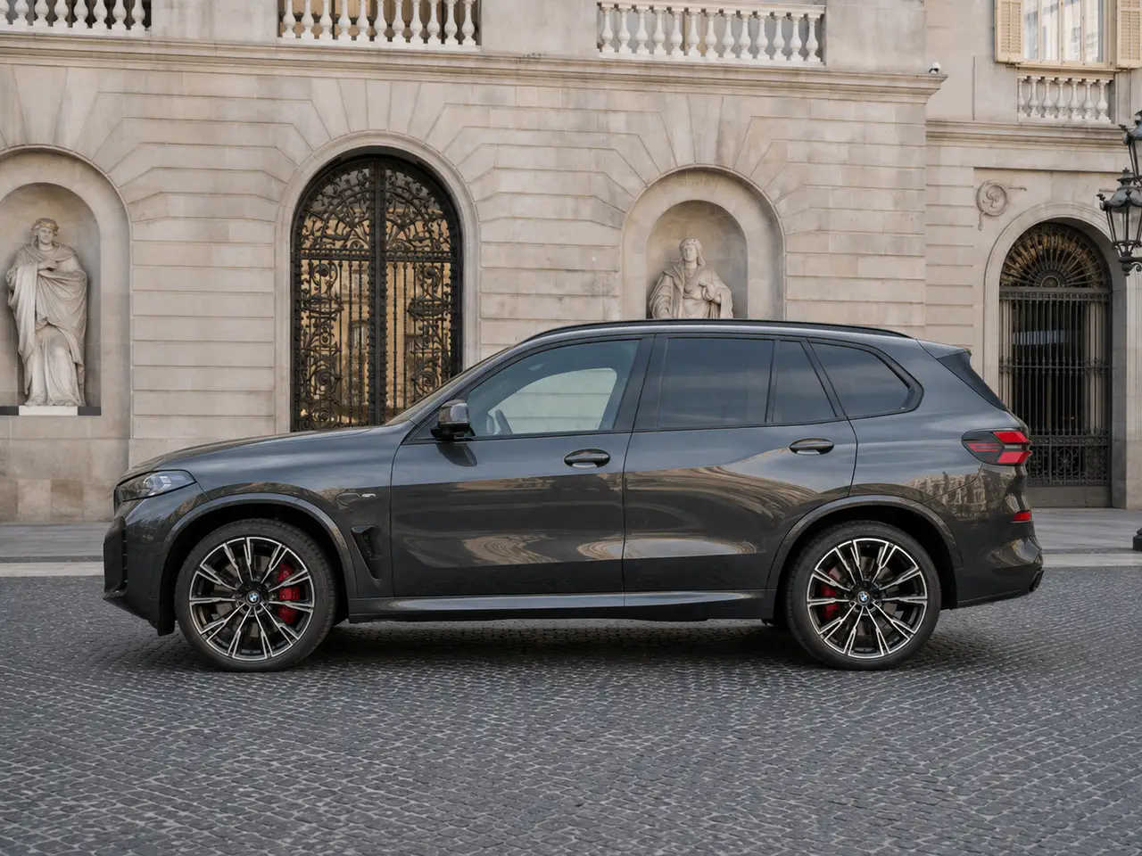BMW X5 M-pack 30d 2025, vue avant — Geneva Luxury Car Rental, Genève. BMW X5 M-pack 30d à Genève Le BMW X5 M-pack 30d 2025 fait partie des SUV proposés à la…