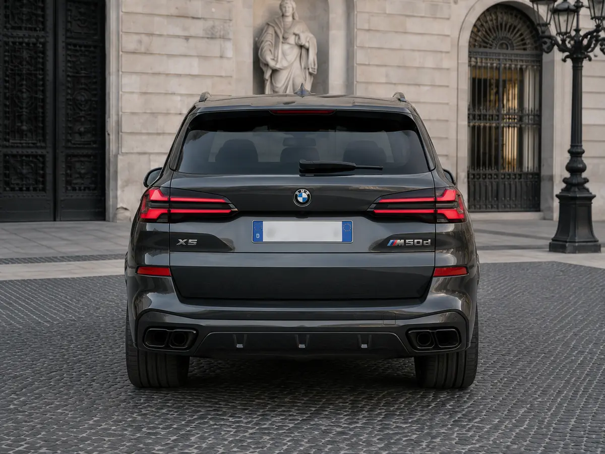 BMW X5 M-pack 30d 2025, vue arrière — Geneva Luxury Car Rental, Genève. BMW X5 M-pack 30d à Genève Le BMW X5 M-pack 30d 2025 fait partie des SUV proposés à la…