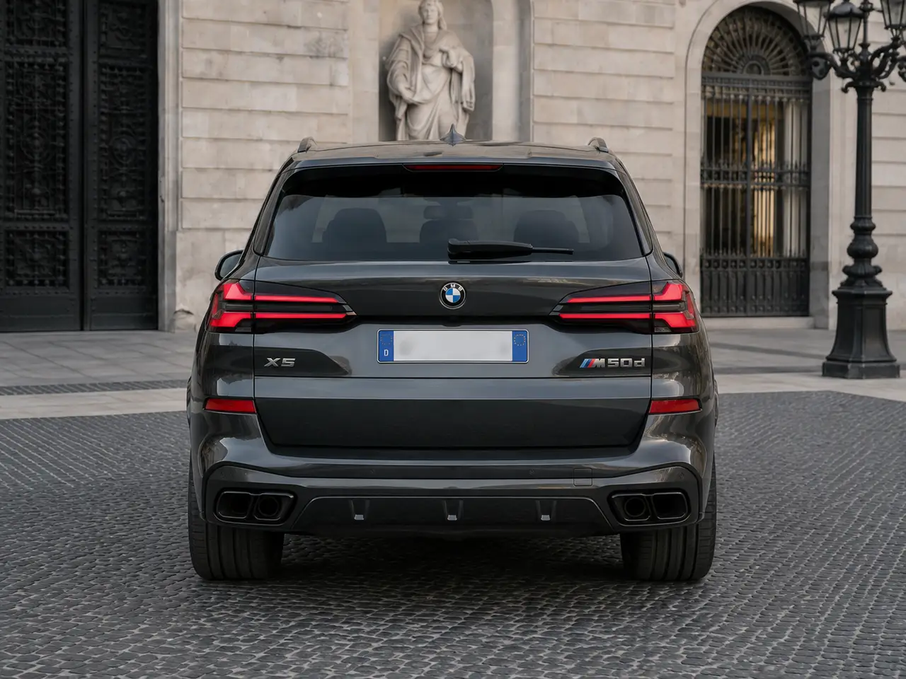 BMW X5 M-pack 30d 2025, vue arrière — Geneva Luxury Car Rental, Genève. BMW X5 M-pack 30d à Genève Le BMW X5 M-pack 30d 2025 fait partie des SUV proposés à la…