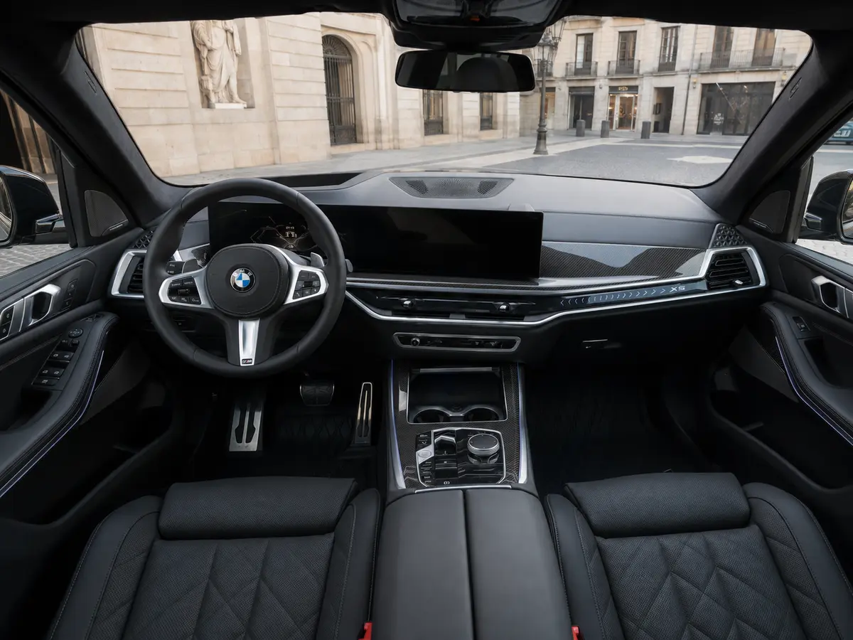 BMW X5 M-pack 30d 2025, intérieur — Geneva Luxury Car Rental, Genève. BMW X5 M-pack 30d à Genève Le BMW X5 M-pack 30d 2025 fait partie des SUV proposés à la…