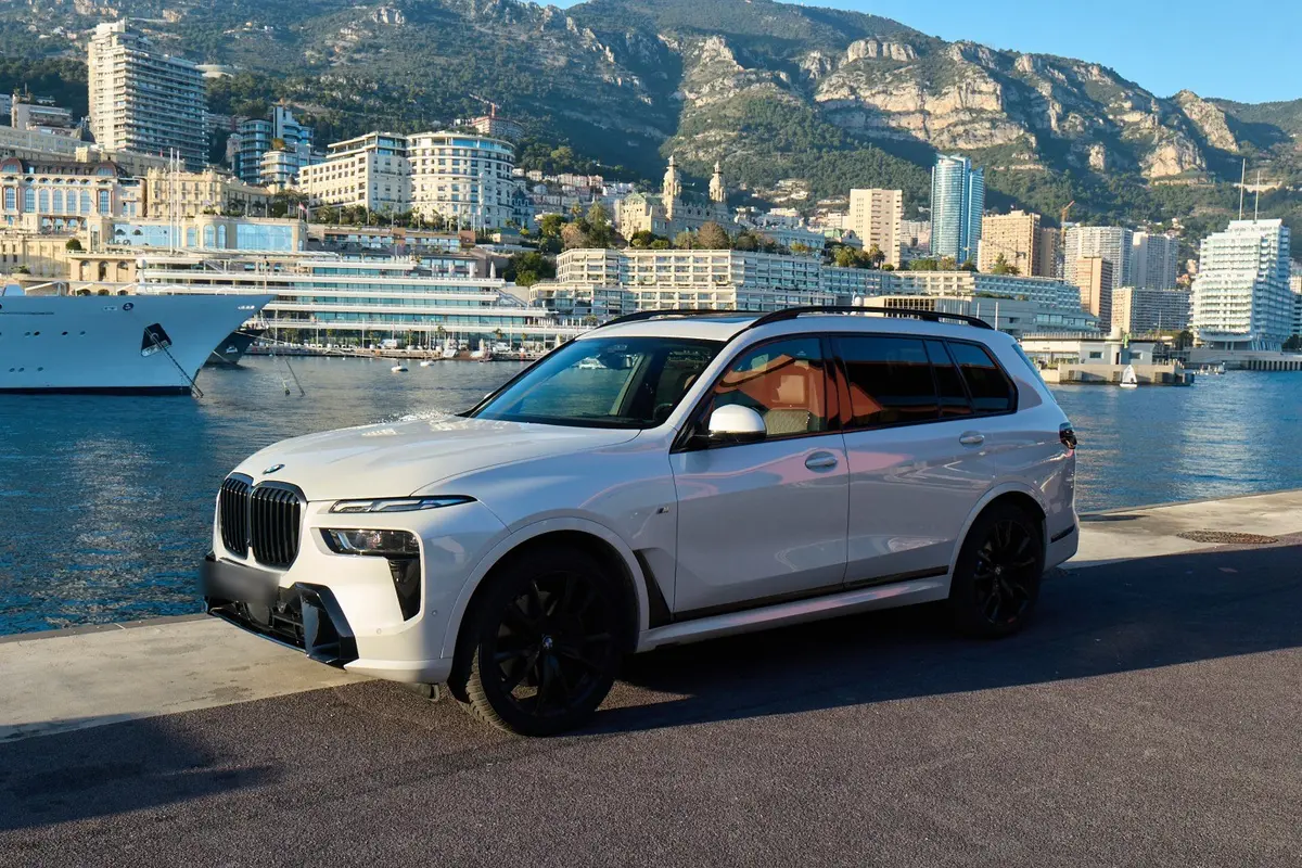 BMW X7 40d M 2024 — Geneva Luxury Car Rental, Genève. BMW X7 40d M à Genève Le BMW X7 40d M 2024 est proposé à la location à Genève dans une…