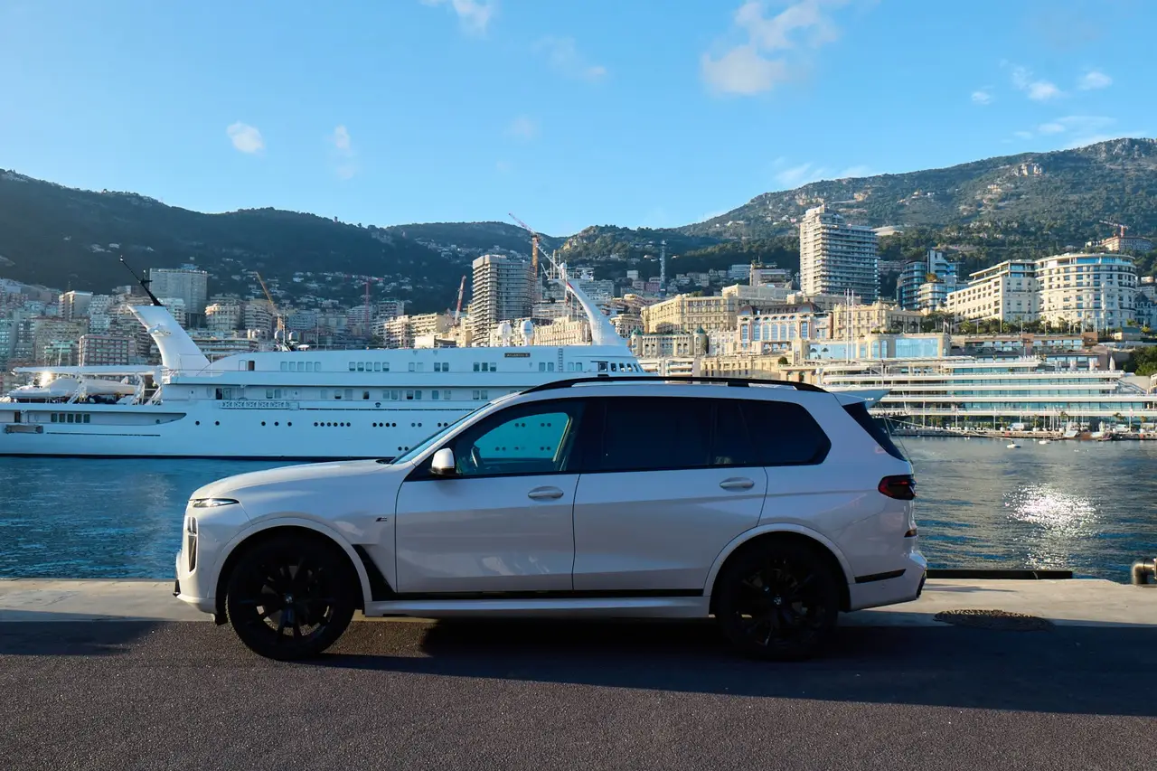 BMW X7 40d M 2024, extérieur — Geneva Luxury Car Rental, Genève. BMW X7 40d M à Genève Le BMW X7 40d M 2024 est proposé à la location à Genève dans une…