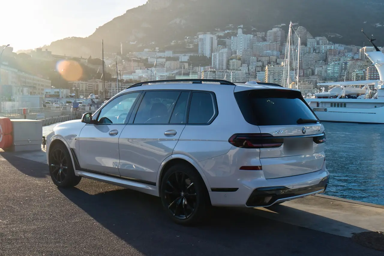 BMW X7 40d M 2024, vue avant — Geneva Luxury Car Rental, Genève. BMW X7 40d M à Genève Le BMW X7 40d M 2024 est proposé à la location à Genève dans une…