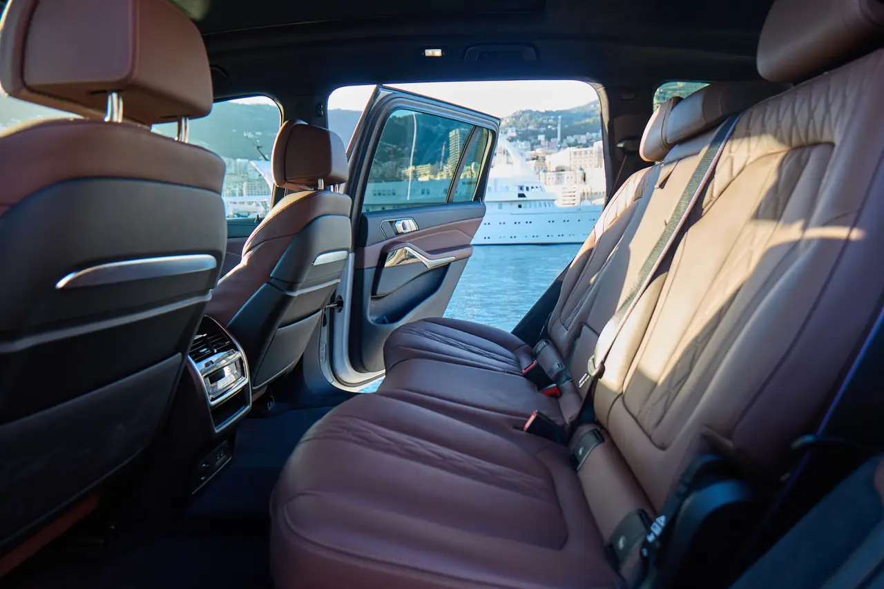 BMW X7 40d M 2024, vue arrière — Geneva Luxury Car Rental, Genève. BMW X7 40d M à Genève Le BMW X7 40d M 2024 est proposé à la location à Genève dans une…