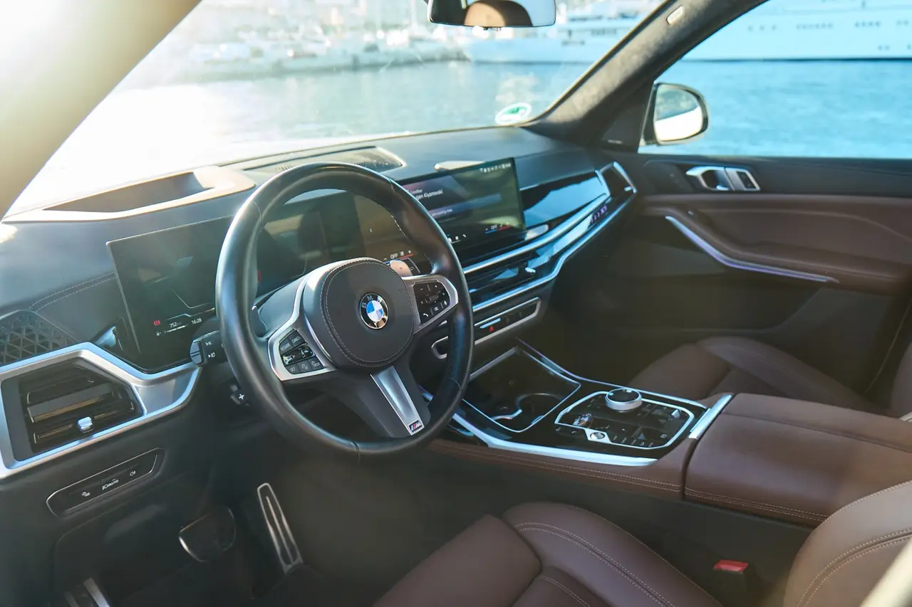 BMW X7 40d M 2024, intérieur — Geneva Luxury Car Rental, Genève. BMW X7 40d M à Genève Le BMW X7 40d M 2024 est proposé à la location à Genève dans une…
