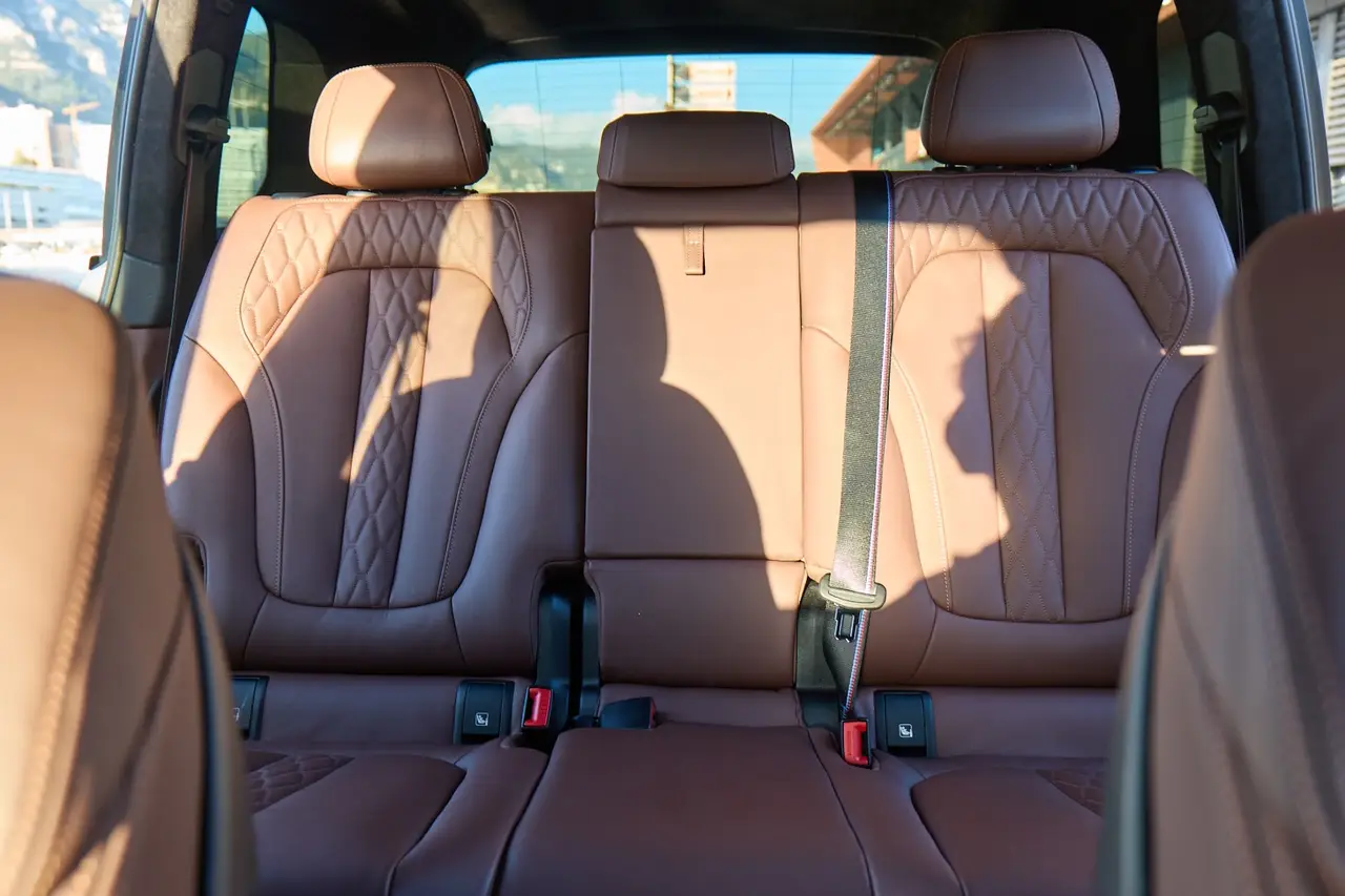 BMW X7 40d M 2024, tableau de bord — Geneva Luxury Car Rental, Genève. BMW X7 40d M à Genève Le BMW X7 40d M 2024 est proposé à la location à Genève dans une…