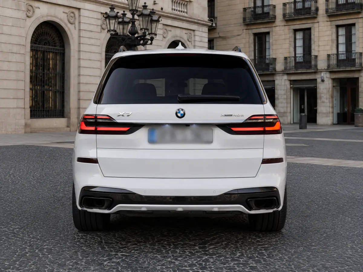 BMW X7 40d M 2024, vue arrière — Geneva Luxury Car Rental, Genève. BMW X7 40d M à Genève Le BMW X7 40d M 2024 est proposé à la location à Genève dans une…