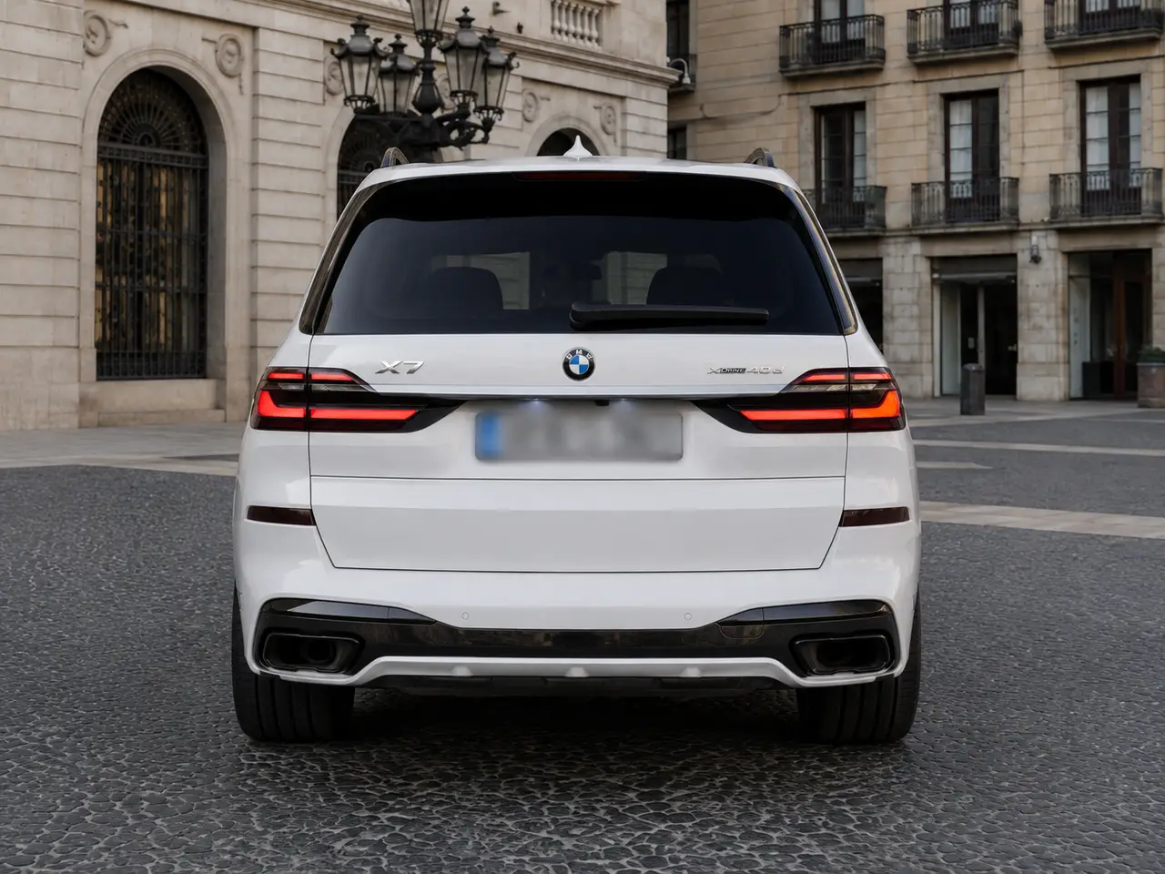 BMW X7 40d M 2024, vue arrière — Geneva Luxury Car Rental, Genève. BMW X7 40d M à Genève Le BMW X7 40d M 2024 est proposé à la location à Genève dans une…