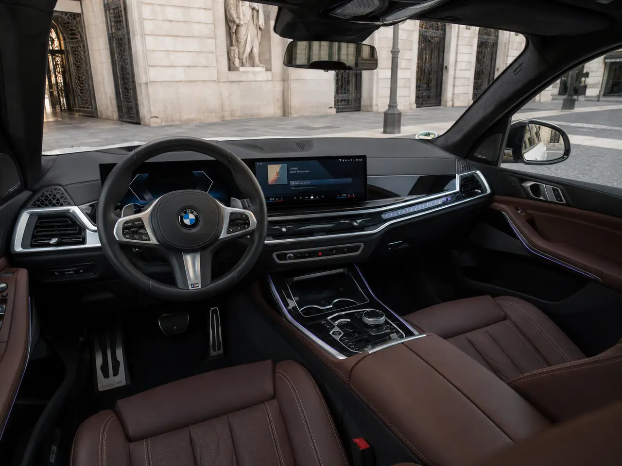 BMW X7 40d M 2024, intérieur — Geneva Luxury Car Rental, Genève. BMW X7 40d M à Genève Le BMW X7 40d M 2024 est proposé à la location à Genève dans une…