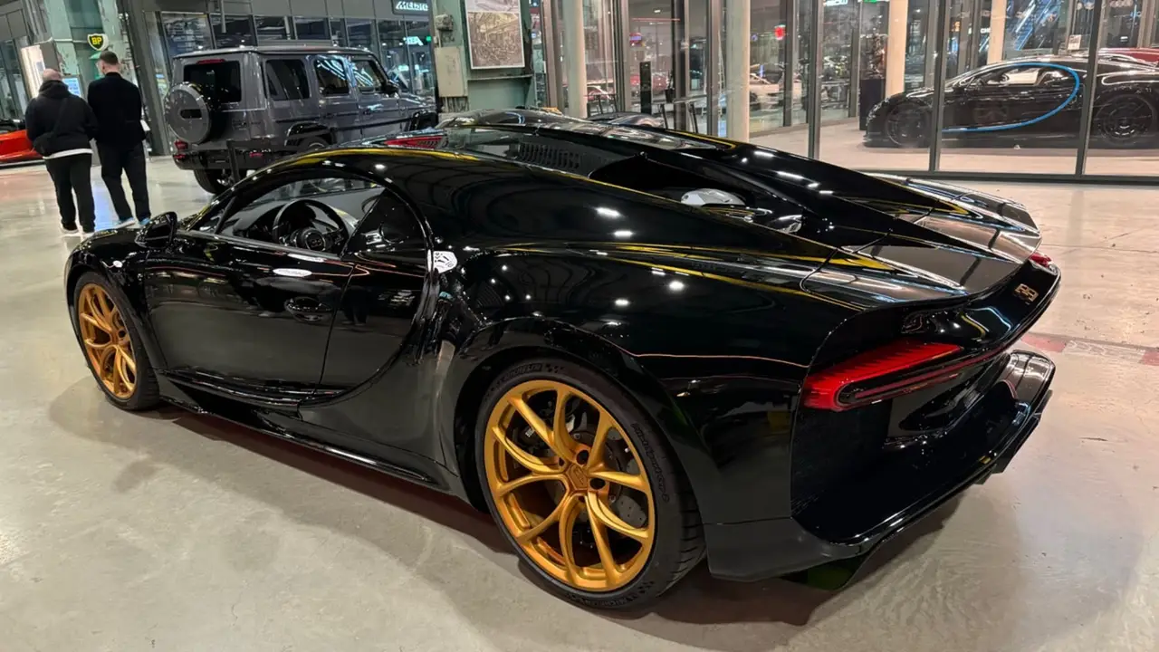 Bugatti Chiron 110 Ani 2019, vue avant — Geneva Luxury Car Rental, Genève. Bugatti Chiron 110 Ani à Genève La Bugatti Chiron 110 Ani 2019 est proposée à la location…