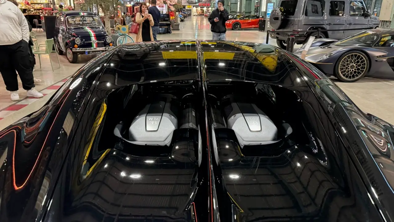 Bugatti Chiron 110 Ani 2019, vue arrière — Geneva Luxury Car Rental, Genève. Bugatti Chiron 110 Ani à Genève La Bugatti Chiron 110 Ani 2019 est proposée à la location…