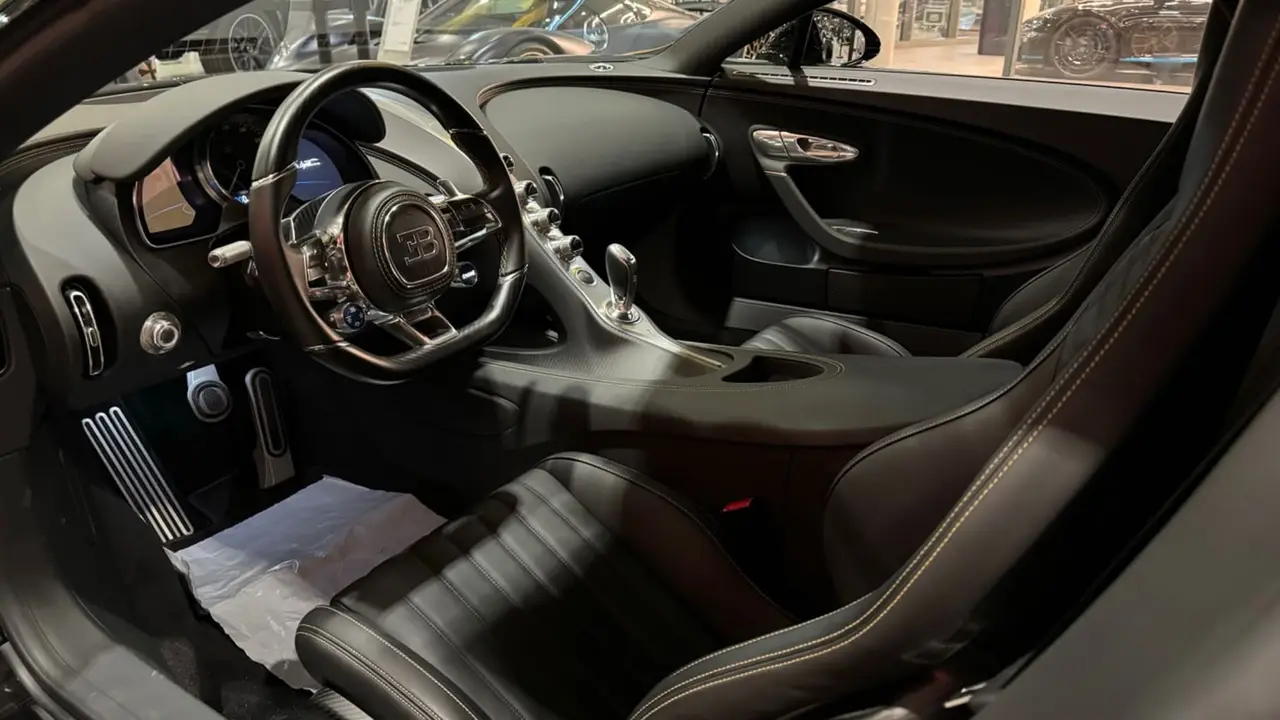 Bugatti Chiron 110 Ani 2019, intérieur — Geneva Luxury Car Rental, Genève. Bugatti Chiron 110 Ani à Genève La Bugatti Chiron 110 Ani 2019 est proposée à la location…