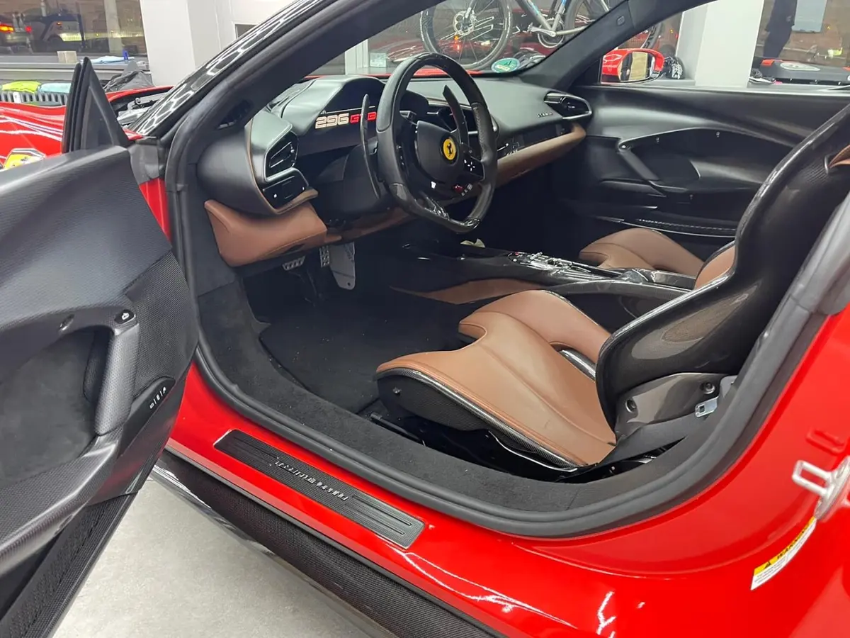 Ferrari 296 GTB 2023, vue avant — Geneva Luxury Car Rental, Genève. Ferrari 296 GTB à Genève La Ferrari 296 GTB 2023 est proposée à la location à Genève pour…