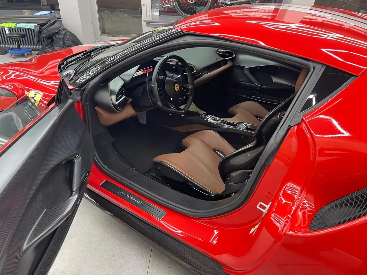 Ferrari 296 GTB 2023, vue arrière — Geneva Luxury Car Rental, Genève. Ferrari 296 GTB à Genève La Ferrari 296 GTB 2023 est proposée à la location à Genève pour…