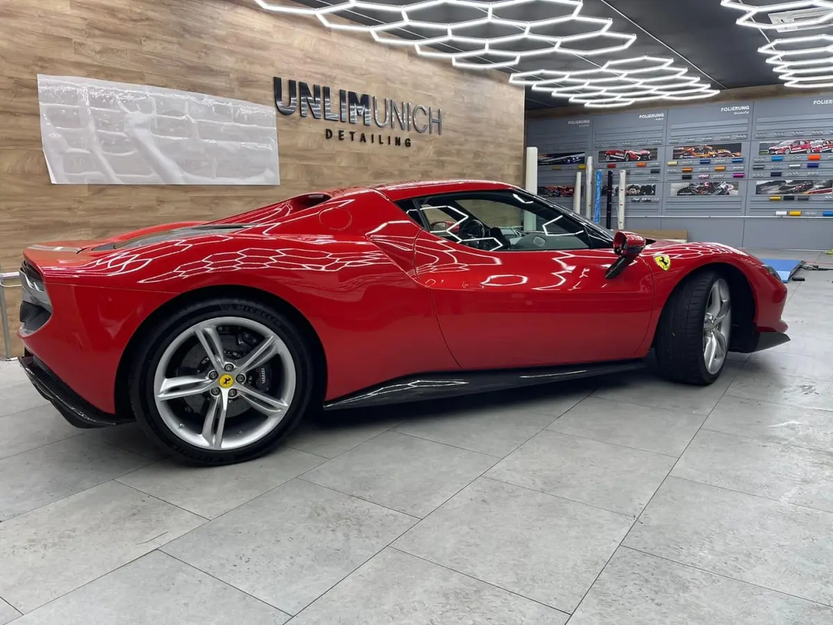 Ferrari 296 GTB 2023, intérieur — Geneva Luxury Car Rental, Genève. Ferrari 296 GTB à Genève La Ferrari 296 GTB 2023 est proposée à la location à Genève pour…