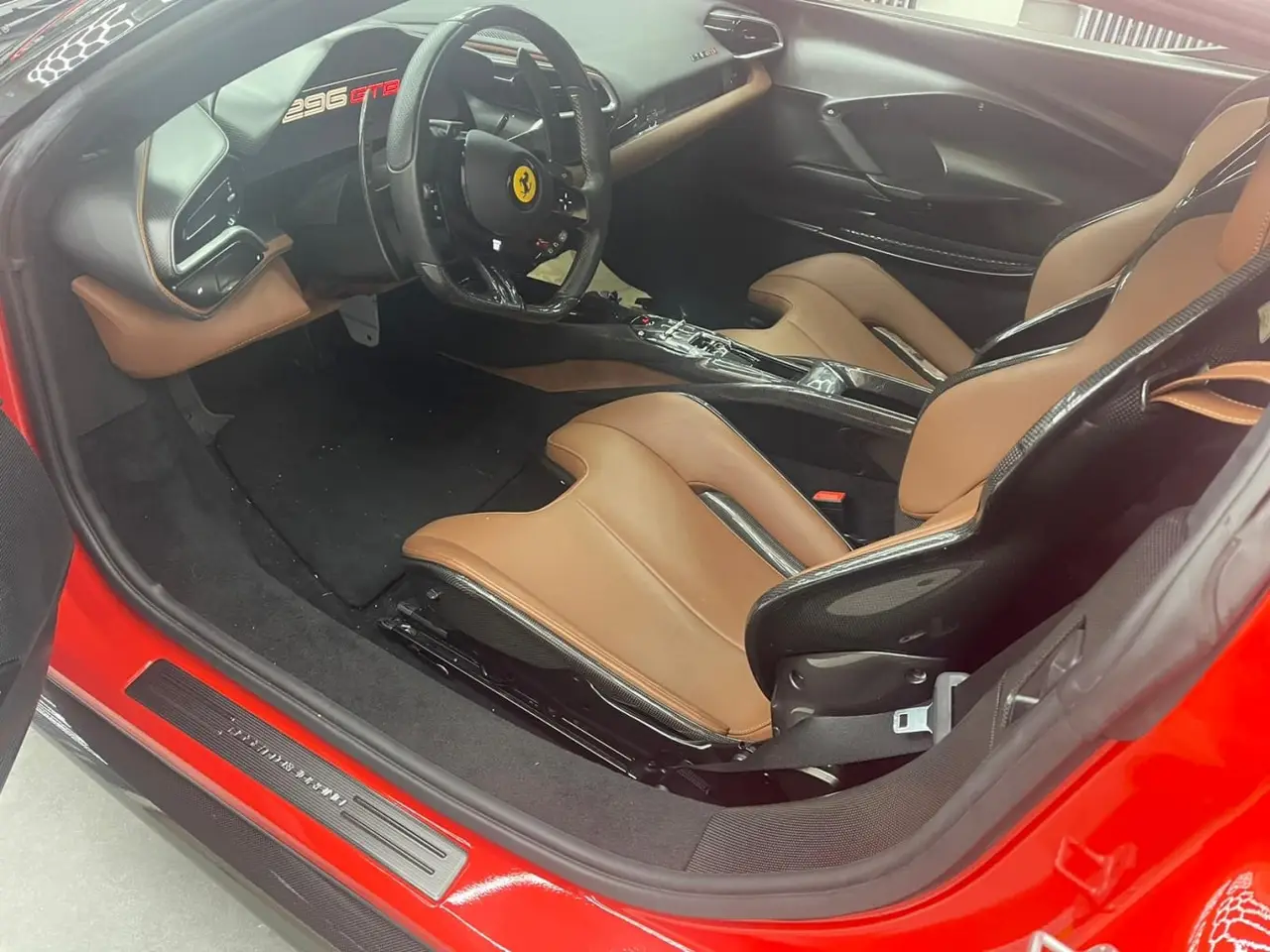Ferrari 296 GTB 2023, tableau de bord — Geneva Luxury Car Rental, Genève. Ferrari 296 GTB à Genève La Ferrari 296 GTB 2023 est proposée à la location à Genève pour…