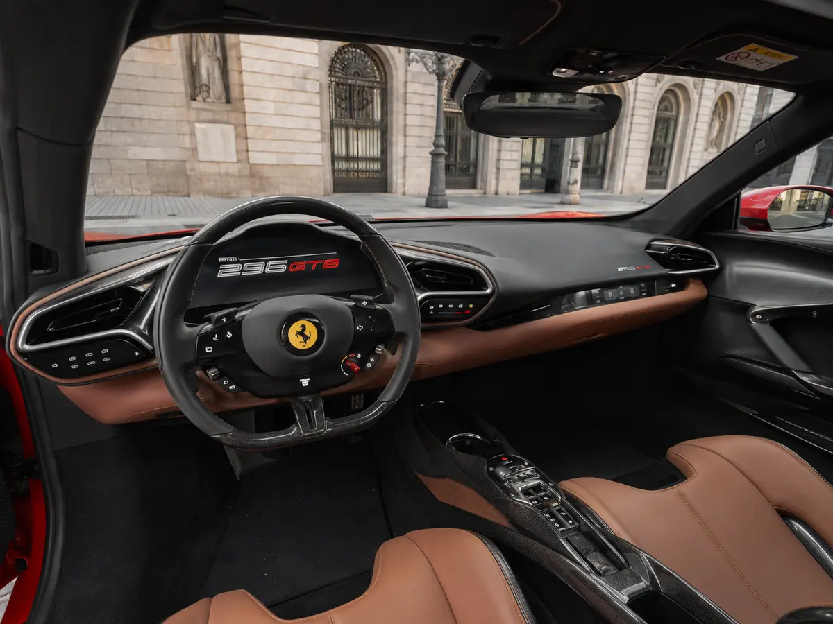 Ferrari 296 GTB 2023, intérieur — Geneva Luxury Car Rental, Genève. Ferrari 296 GTB à Genève La Ferrari 296 GTB 2023 est proposée à la location à Genève pour…